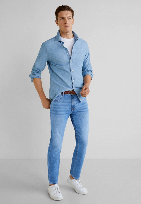 Синяя рубашка и джинсы