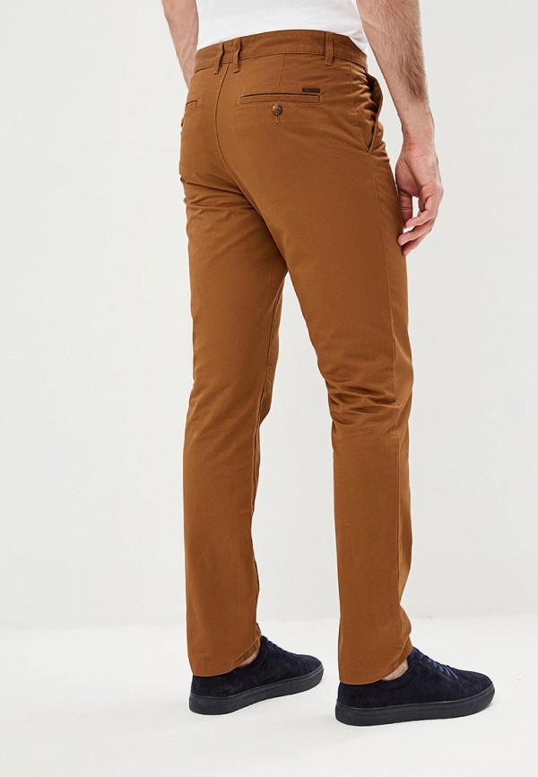 Мужчина в коричневых брюках