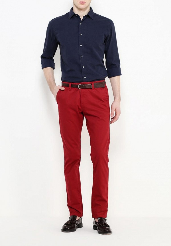 Красные брюки и рубашка