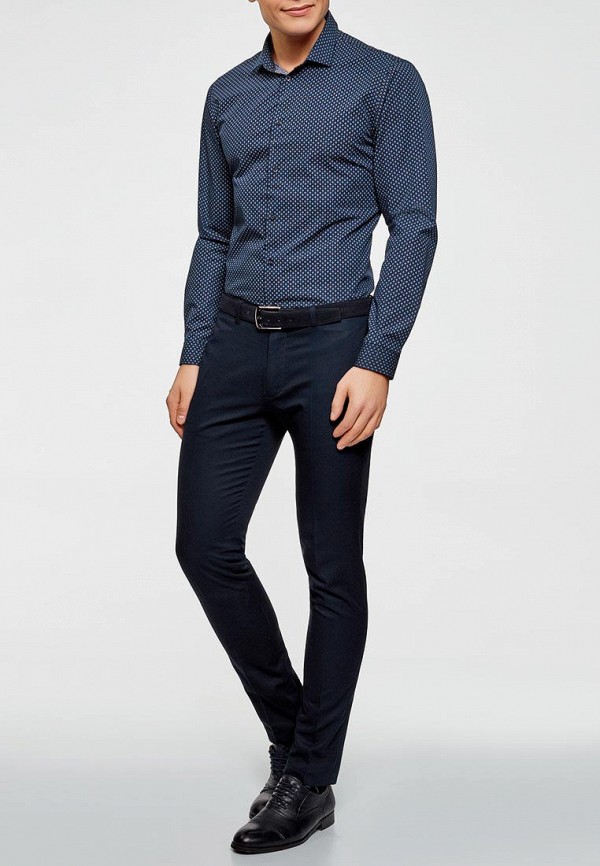 Черные брюки с синей рубашкой