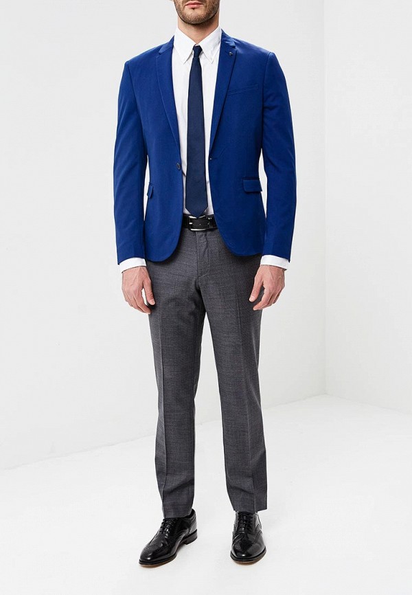 Синие брюки и серый пиджак мужской