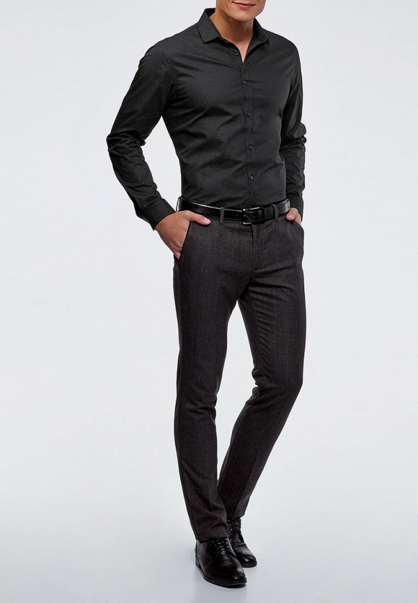 Черная рубашка и брюки мужчина