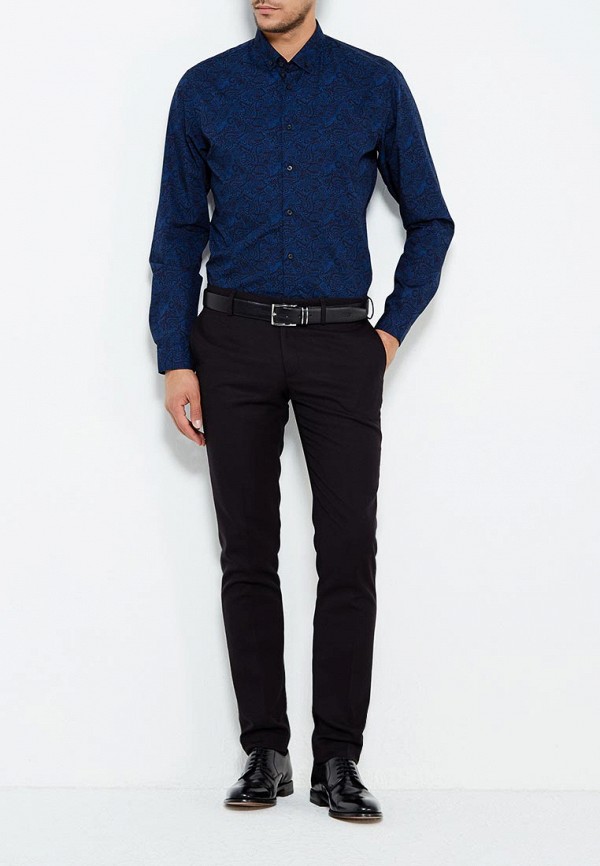 Синие джинсы и черная рубашка