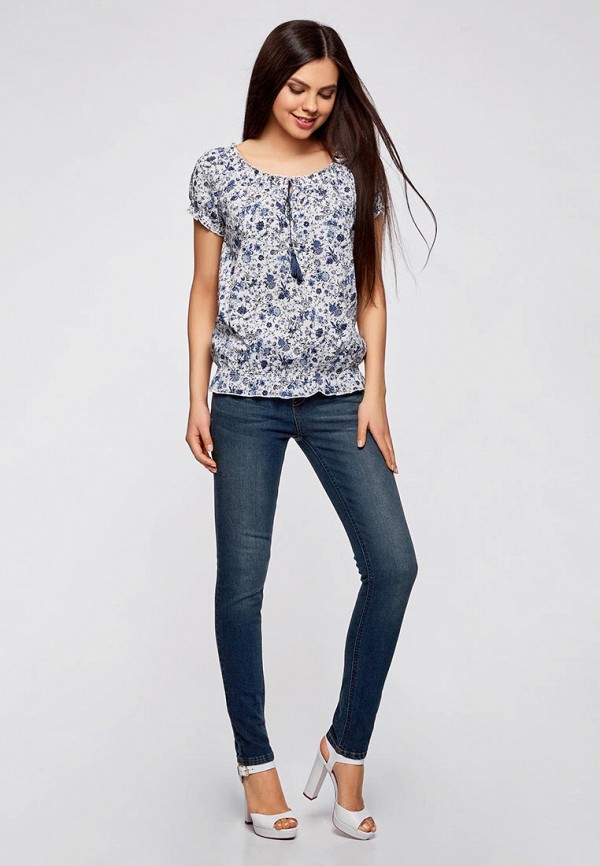 Цветная блузка с джинсами